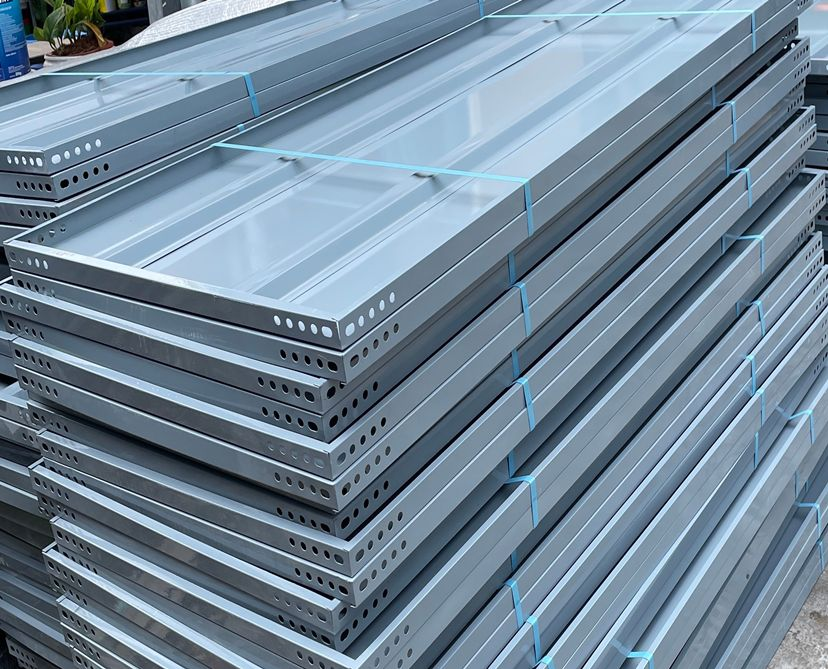 Mâm kệ thép v lỗ 60x1m50